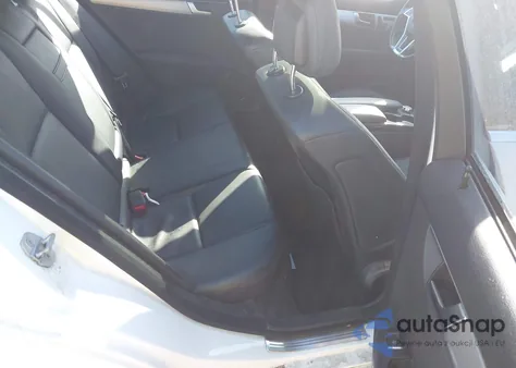 2013 Mercedes-Benz C 300 Sport 4Matic z USA, uszkodzony, nr VIN WDDGF8AB8DR287011